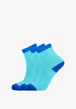 Tre par ankelstrømper i lys blå med mørkeblå ribbede mansjetter og tåaccentuering. Blødt, strækmateriale med en glat tekstur.