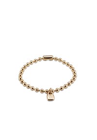 Bracelet de couleur dorée composé de petites perles au fini lisse, agrémenté d'un petit charm pendu gravé "UNO de 50."