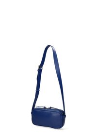 Borsa a tracolla in pelle blu con forma rettangolare, tracolla regolabile, chiusura a doppia zip e superficie liscia.