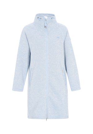 Abrigo de forro polar largo en azul claro, con cuello alto, cremallera frontal, cordón ajustable y dos bolsillos laterales.