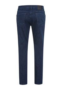 Dunkelblaue Jeans aus Denim, Rückenansicht, mit zwei Gesäßtaschen und einem schwarzen Leder-Logopatch am Bund.