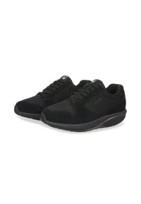 Un paio di sneaker nere con lacci, caratterizzate da pannelli in rete e suede, suola imbottita e marchio sui lati e sulla linguetta.