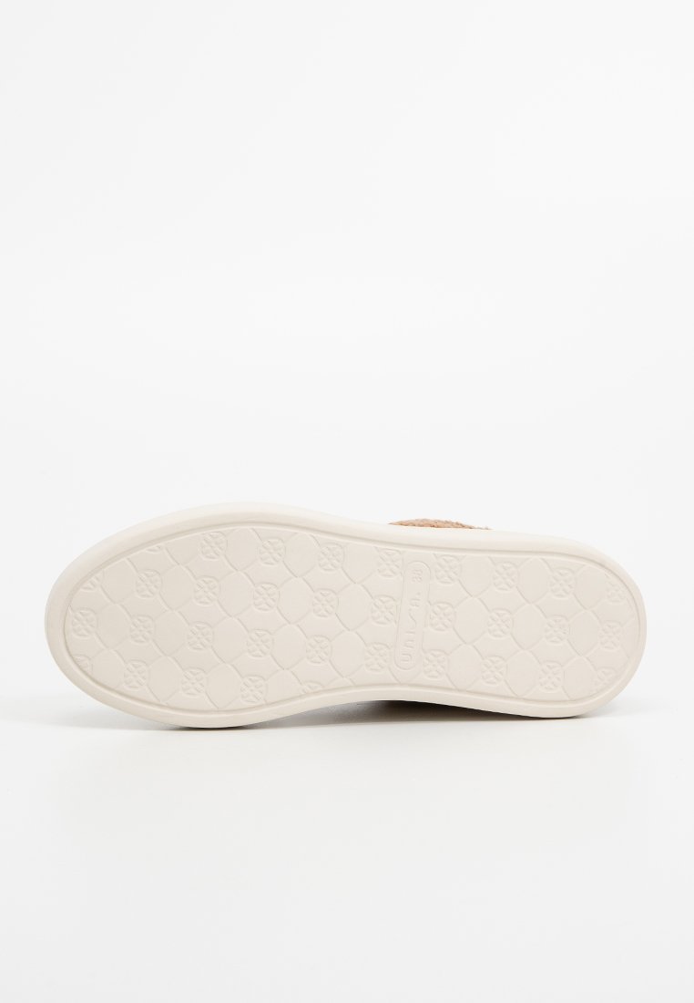 Sneaker-Sohle in Off-White mit erhöhtem Diamantmuster. Das Obermaterial besteht aus leicht braunem Gewebe. Robuste und flexible Ausführung.