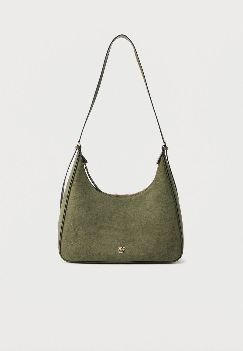 Τσάντα ώμου από σουέτ σε ελιά πράσινο με ένα λουράκι, χρυστό φερμουάρ και μικρό χρυσό έμβλημα τοποθετημένο κοντά στο κάτω μέρος.