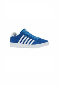 Blauer Low-Top-Sneaker mit weißen Streifen und Schnürsenkeln, weißer Sohle und gepolstertem weißen Fersenkragen in Seitenansicht vor weißem Hintergrund.