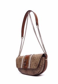Borsa a tracolla in tessuto marrone con design a motivi, caratterizzata da una striscia marrone lucido e accessori in argento. Include catene e una tracolla in pelle.