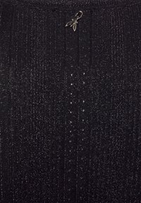 Gonna nera a coste con filato metallico per un effetto brillante, caratterizzata da un piccolo dettaglio con chiusura in vita. Tessuto morbido e vestibilità aderente.