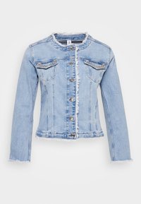 Chaqueta de denim azul claro con botones plateados, bordes deshilachados y detalles de strass en dos bolsillos del pecho, mangas largas y diseño sin cuello.