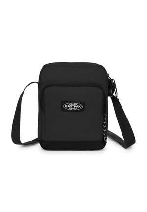 Kleine schwarze Eastpak-Umhängetasche mit vorderer Reißverschlusstasche und verstellbarem Riemen, vor weißem Hintergrund dargestellt.