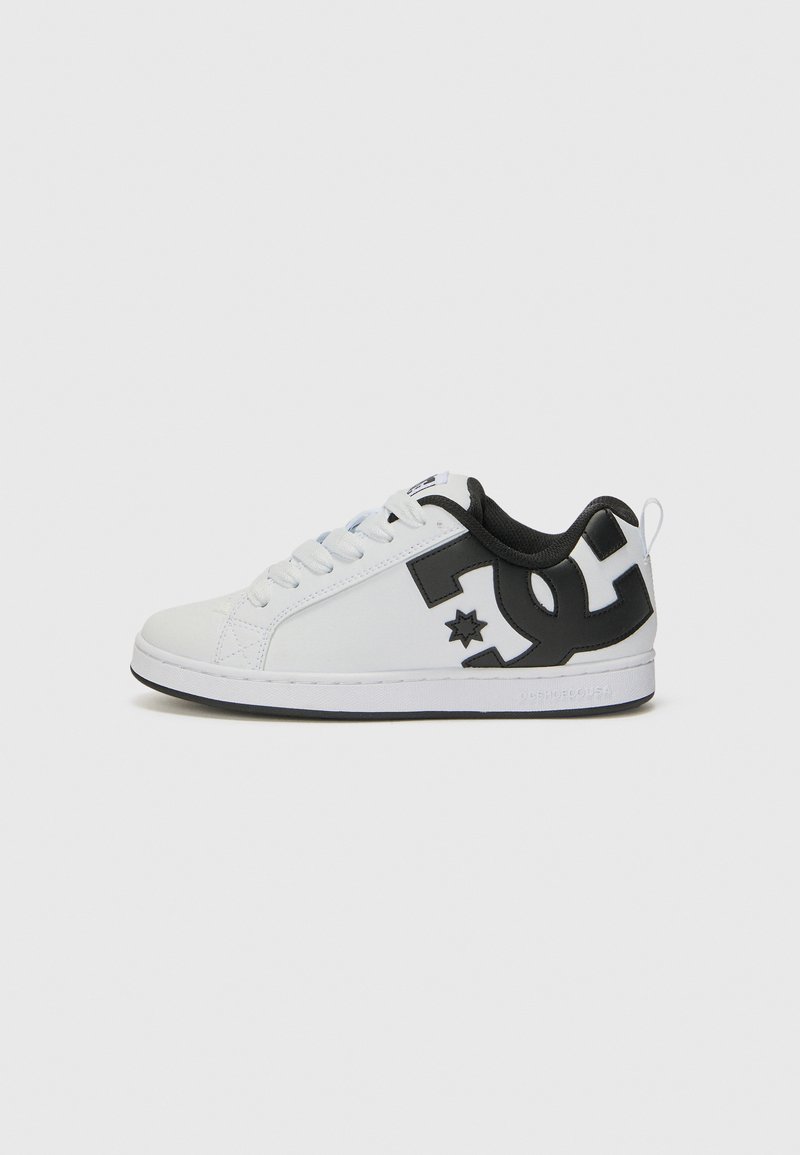 Zapatilla blanca con detalles en negro. Parte superior sintética suave, punta redonda, cordones negros y logotipo en el lateral, cuello acolchado y suela de goma.