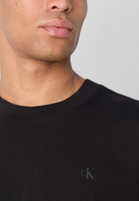 Calvin Klein Jeans GRADIENT FADE MONOLOGO TEE - Apdrukāts T-krekls - black