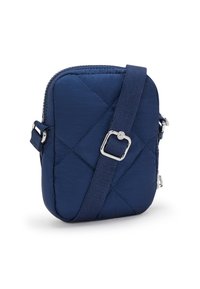 Sac bandoulière en tissu matelassé bleu marine avec quincaillerie en argent, de forme rectangulaire, avec une bandoulière réglable et une fermeture éclair, affichant des coutures en forme de losange.