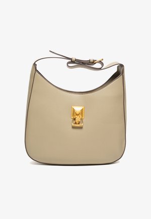 Beige læder skuldertaske med en buet form, guld hardware og en struktureret overflade. Har en lukning i toppen med en dekorativ detalje.