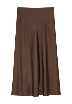 Brauner Midirock aus Satin mit glatter, fließender Textur und leichten Falten vor weißem Hintergrund.