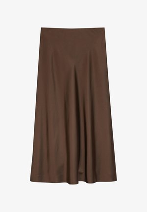 Brązowa satynowa spódnica o długości midi z gładką, płynną teksturą i delikatnymi plisami na białym tle.