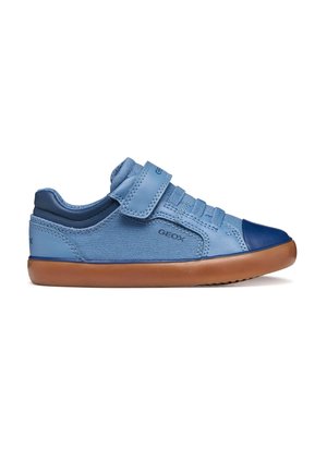 Sneaker blu per bambini con suola in gomma marrone, strap in Velcro, lacci elastici e punta di colore blu scuro, vista laterale su sfondo bianco.