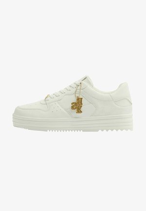 Trainers - white