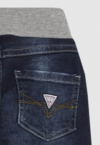 Guess TODDLER SLIM PULL ON PANTS - Jeans slim fit - darker baby wash
