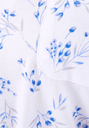 Tessuto bianco con un motivo floreale in blu e grigio, caratterizzato da piccole foglie e fiori. Un bordo cucito delinea un'area tasca.