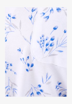 Tessuto bianco con un motivo floreale in blu e grigio, caratterizzato da piccole foglie e fiori. Un bordo cucito delinea un'area tasca.