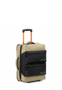 Maleta de cabina compacta en beige y negro, con dos bolsillos frontales con cremallera, un asa extensible naranja y ruedas para facilitar el transporte.