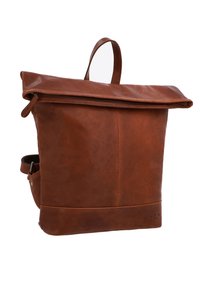 Brązowy skórzany plecak z konstrukcją typu roll-top, gładką teksturą, regulowanym paskiem oraz uchwytem na górze. Posiada subtelny detal z logo na dole.