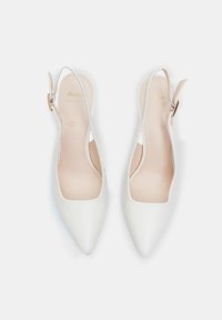Bele usnjene slingback pete z nazobčenim prstom, odprtimi stranicami in zlatim zaponko. Gladka tekstura in minimalističen dizajn.