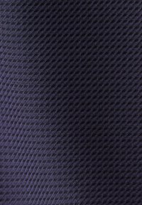 Tissu bleu foncé avec un motif de tissage en chevrons diagonaux créant un design texturé en forme de chevrons.