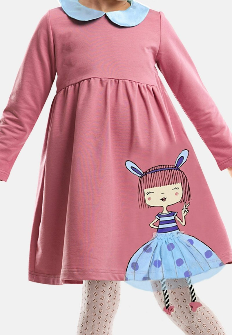 Robe rose à manches longues pour enfant avec un col bleu style Peter Pan et un dessin animé d'une fille portant une jupe bleue à pois imprimée près de l'ourlet.
