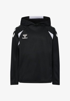 Czarna, sportowa bluza z kapturem i długim rękawem, z białymi akcentami na ramionach i rękawach, z małym białym logo Hummel na lewej stronie klatki piersiowej.