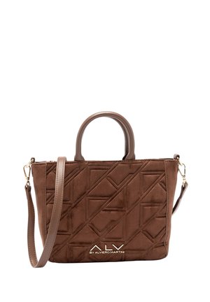 Borsa in suede marrone con motivo trapuntato geometrico, doppio manico superiore e tracolla removibile. Presenta un accento logo dorato sulla parte anteriore.