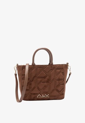 Borsa in suede marrone con motivo trapuntato geometrico, doppio manico superiore e tracolla removibile. Presenta un accento logo dorato sulla parte anteriore.