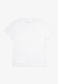 Biała koszulka z krótkim rękawem o klasycznym, okrągłym dekolcie. Wykonana z miękkiej bawełny o gładkiej fakturze, bez widocznych wzorów i zdobień.