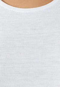 Witte geribde tanktop met een ronde halslijn en fijne verticale strepen, gemaakt van zachte, rekbare stof voor optimaal comfort.