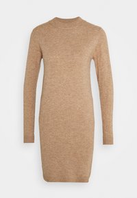 Robe en laine tricotée de couleur brun clair avec manches longues, col rond et coupe ajustée. La texture est lisse avec des poignets côtelés.