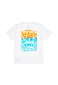 Vit bomull t-shirt med flerfärgade grafiska texter på baksidan. Textfärgerna inkluderar orange, blå och teal med dekorativa inslag.