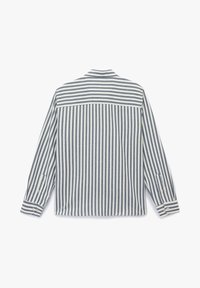 Gestreepte lange mouwen shirt in marineblauw en crèmekleur; losse pasvorm met een button-down kraag, omgeslagen mouwen en detail aan de achterkant.