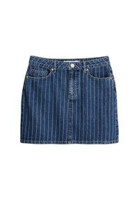 Jeans-Pencil-Skirt in Dunkelblau mit weißen vertikalen Streifen. Verfügt über Vordertaschen und einen Knopfverschluss. Glatte Textur, Länge bis zur Mitte des Oberschenkels.