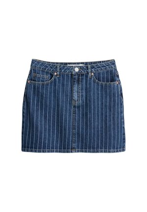 Jeans-Pencil-Skirt in Dunkelblau mit weißen vertikalen Streifen. Verfügt über Vordertaschen und einen Knopfverschluss. Glatte Textur, Länge bis zur Mitte des Oberschenkels.