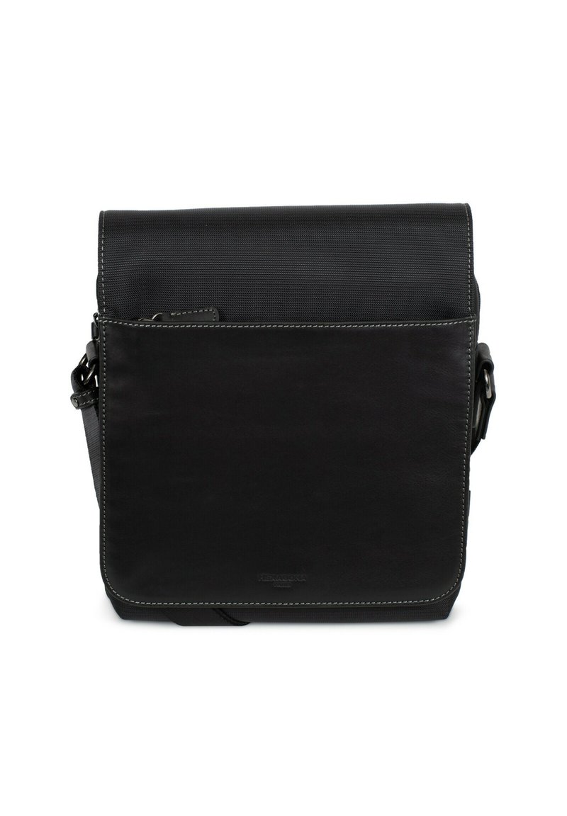 Borsa a tracolla nera realizzata con una combinazione di tessuto testurizzato e pelle liscia. Ha una chiusura a patta e una tracolla regolabile.