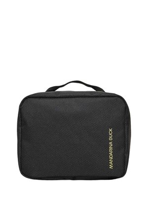 Piccola pochette da viaggio rettangolare nera con tessuto strutturato e manico superiore, con testo dorato "MANDARINA DUCK" sul davanti.