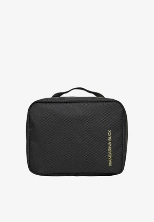 Piccola pochette da viaggio rettangolare nera con tessuto strutturato e manico superiore, con testo dorato "MANDARINA DUCK" sul davanti.