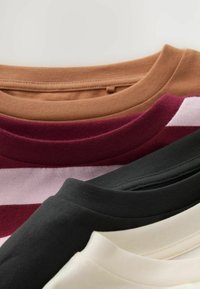 Cztery koszulki T-shirt ułożone w stos, w kolorach brązowym, burgundowym, w różowe paski, czarnym i białym. Wszystkie mają ryflowane okrągłe dekolty i gładkie faktury.