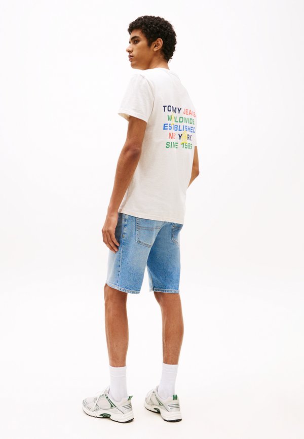 SLANTED CREST GRAPHIC TEE UNISEX - Print T-shirt - oat