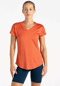 Oranges kurzärmliges sportliches Shirt mit V-Ausschnitt, verfügt über ein texturiertes Muster und ein Logo auf der Brust, kombiniert mit marineblauen Shorts.