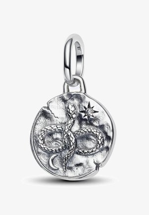 Ciondolo rotondo in argento inciso con un serpente attorcigliato, una luna crescente e una stella a otto punte con un piccolo centro di gemma.