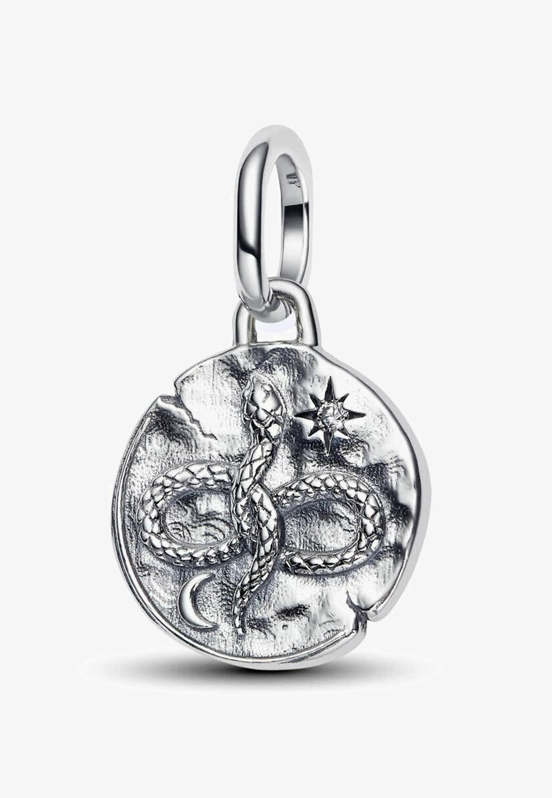 Pendentif rond en argent gravé d'un serpent enroulé, d'une lune croissante et d'une étoile à huit branches avec une petite pierre précieuse au centre.