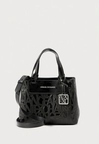 Melnas lakotas ādas rokassoma ar reljefu logotipa rakstu, taisnstūrveida forma, divas augšējās rokturu siksnas, noņemams plecu siksniņa, sudraba akcenta detaļas.