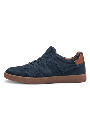 Marineblaue Veloursledersneaker mit braunen Lederakzenten, im Niedrigschnitt-Design, mit rundem Zehenbereich und strukturierten Überlagerungsdetails. Gummisohle mit Naht.