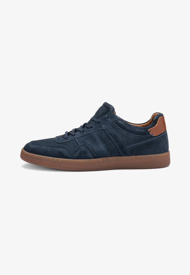 Sneaker in suede blu navy con accenti in pelle marrone, caratterizzata da un design a taglio basso, punta arrotondata e dettagli sovrapposti texturizzati. Suola in gomma con cuciture.